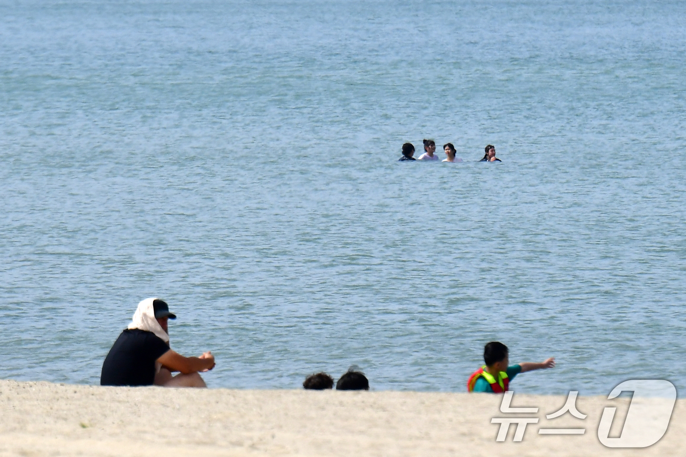 (포항=뉴스1) 최창호 기자 = 경북 포항시의 낮 최고 기온이 28.6도까지 올라가며 초여름 날씨를 보인 26일 오후 송도해수욕장에서 시민들이 바닷물로 뛰어들어 더위를 식히고 있다 …