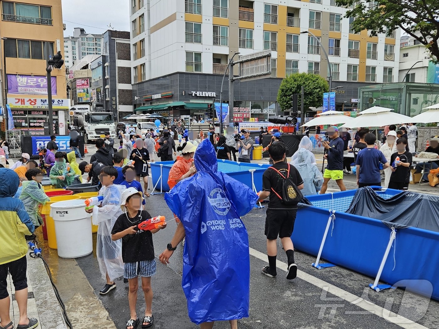 본문 이미지 - 26일 낮 12시 30분쯤 강원 춘천 중앙로 일대에서 춘천마임축제 ‘물의도시;아!水라장’을 즐기려는 관광객들이 우비를 입고 물총을 쏘면서 즐거운 시간을 보내고 있다.2024.5.26 한귀섭 기자