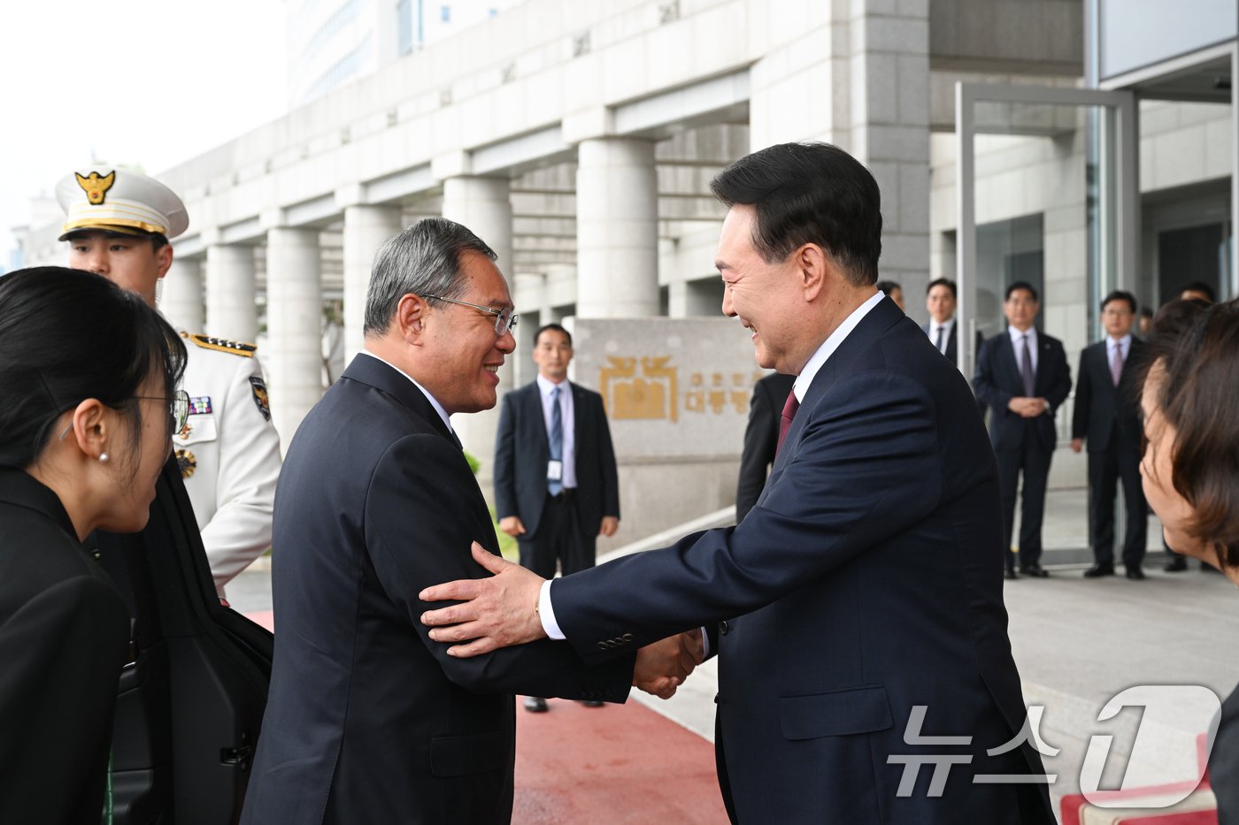 본문 이미지 - 윤석열 대통령이 26일 용산 대통령실 청사에서 리창 중국 총리를 영접하고 있다. (대통령실 제공) 2024.5.26/뉴스1 ⓒ News1 오대일 기자