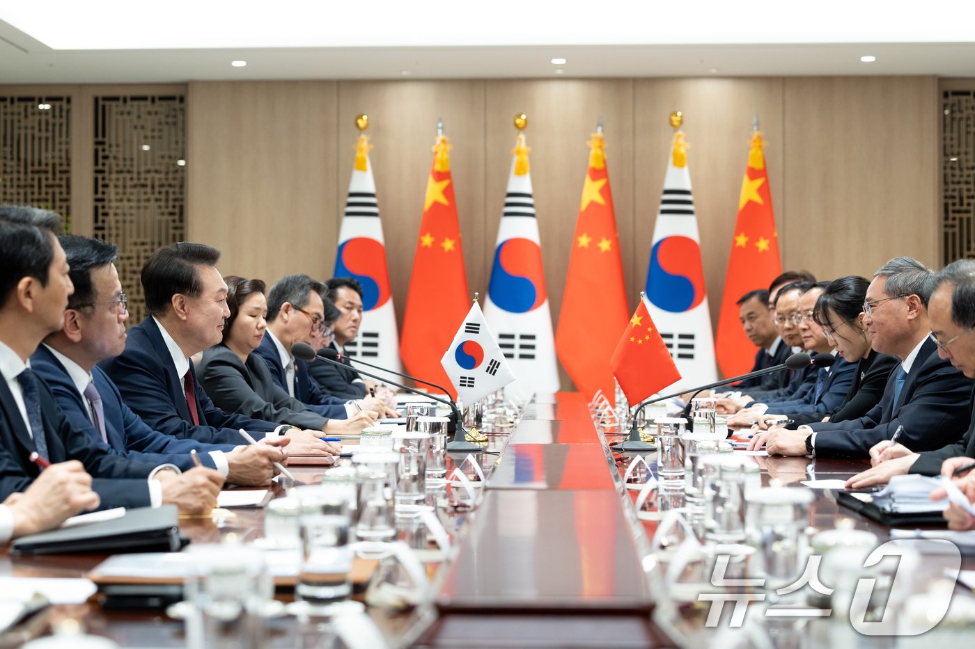 윤석열 대통령이 26일 용산 대통령실 청사에서 리창 중국 총리와 양자회동을 하고 있다. &#40;대통령실 제공&#41; 2024.5.26/뉴스1 ⓒ News1 오대일 기자