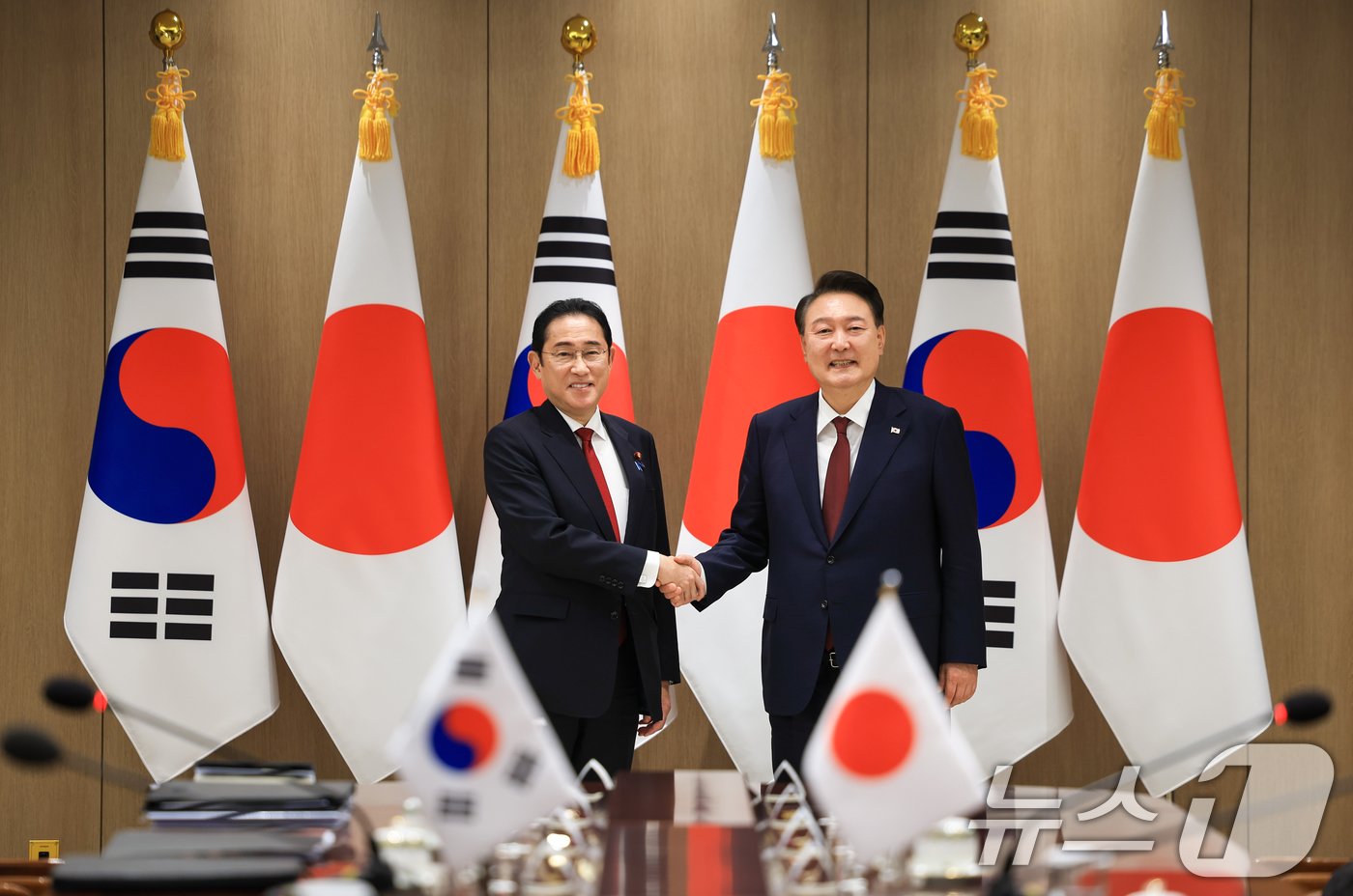 본문 이미지 - 윤석열 대통령이 26일 용산 대통령실 청사에서 열린 한일 정상회담에서 기시다 후미오 일본 총리와 기념촬영을 하고 있다. (대통령실 제공) 2024.5.26/뉴스1 ⓒ News1 오대일 기자