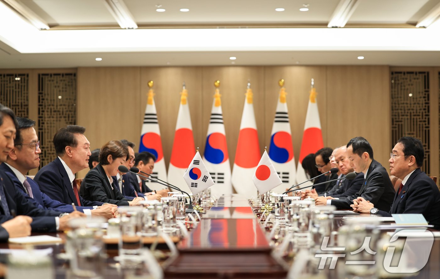 본문 이미지 - 윤석열 대통령이 26일 용산 대통령실 청사에서 기시다 후미오 일본 총리와 한일 정상회담을 하고 있다. (대통령실 제공) 2024.5.26/뉴스1 ⓒ News1 오대일 기자