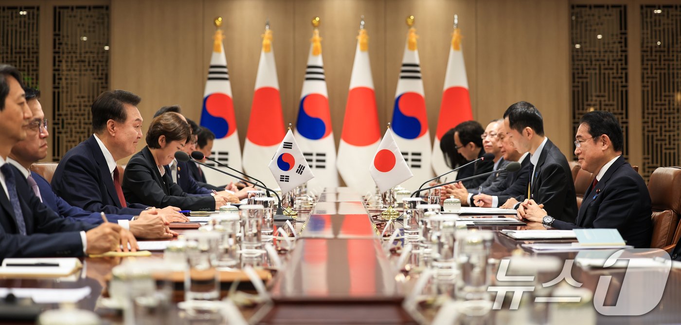 본문 이미지 - 윤석열 대통령이 26일 용산 대통령실 청사에서 기시다 후미오 일본 총리와 한일 정상회담을 하고 있다. (대통령실 제공) 2024.5.26/뉴스1 ⓒ News1 오대일 기자