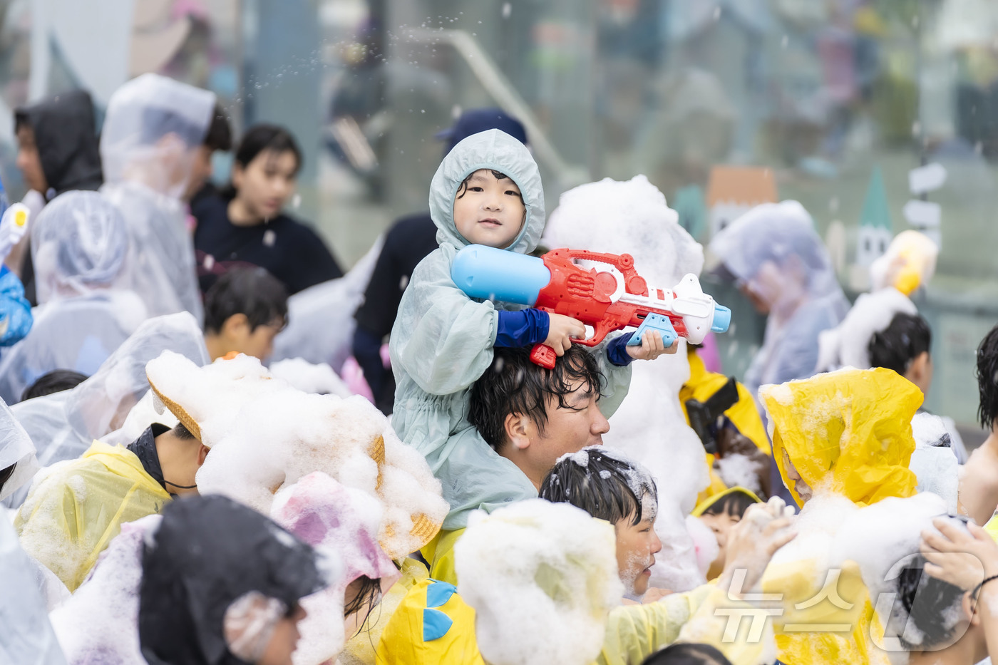 (춘천=뉴스1) 한귀섭 기자 = 강원 춘천마임축제 첫날인 26일 오후 춘천 중앙로 일대에서 열린 '물의도시;아!水라장’을 찾은 시민들이 우비 등을 입고 물총 싸움을 하며 축제를 즐 …