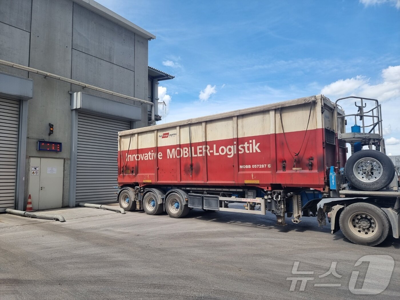 본문 이미지 - 매너스도프 공장 내에서 폐플라스틱과 같은 순환자원를 실은 대형 트럭이 저장소로 움직이고 있다. 