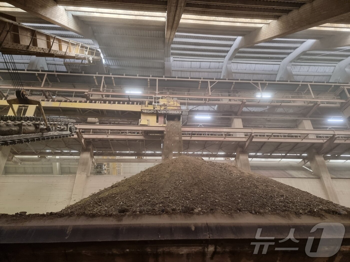 본문 이미지 - 매너스도프 공장의 대체원료 보관소 