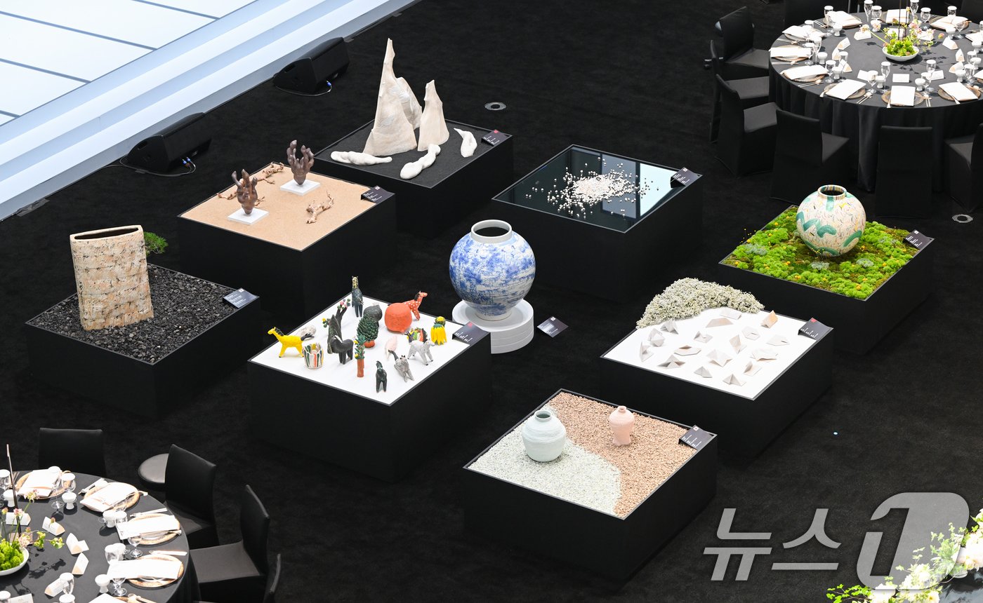 본문 이미지 - 26일 서울 종로구 국립현대미술관에 마련된 제9차 한일중 정상회의 환영 만찬장에 3국 도예가들의 작품이 전시되어 있다. 이 작품들은 2024년 동아시아 문화도시로 선정된 김해시에서 열린 ‘한·일·중 도자문화예술 국제교류워크숍’에서 3국 도예가 9명이 각 출신 지역의 문화, 재료와 기법 등을 서로 나누며 빚어낸 것이다. (대통령실 제공) 2024.5.26/뉴스1 ⓒ News1 오대일 기자