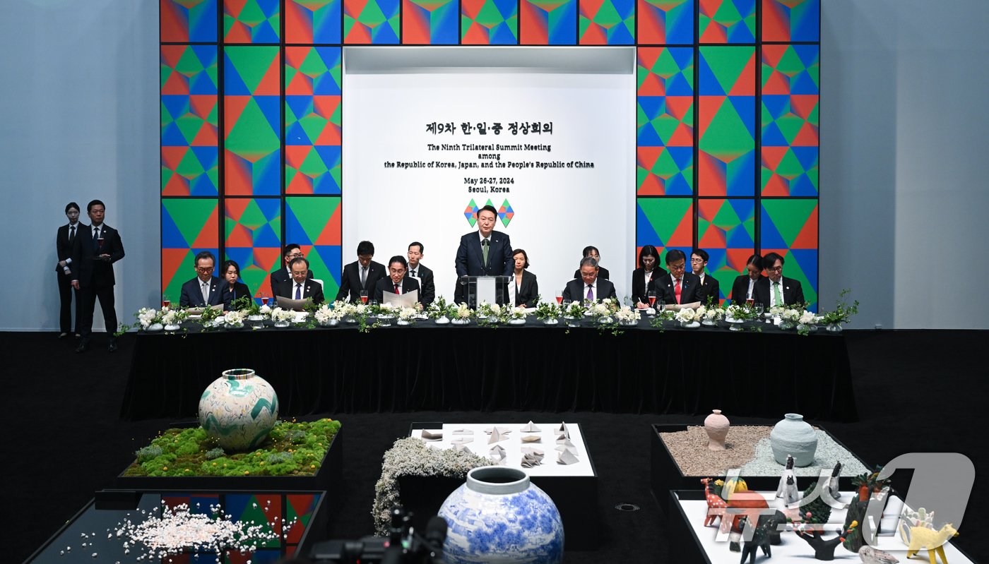 본문 이미지 - 윤석열 대통령이 26일 서울 종로구 국립현대미술관에서 열린 제9차 한일중 정상회의 환영 만찬에서 만찬사를 하고 있다. (대통령실 제공) 2024.5.26/뉴스1 ⓒ News1 오대일 기자