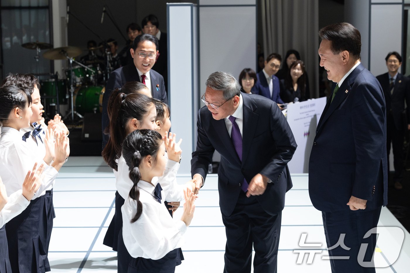 윤석열 대통령과 기시다 후미오 일본 총리, 리창 중국 총리가 26일 서울 종로구 국립현대미술관에서 열린 제9차 한일중 정상회의 환영 만찬에서 3국 어린이 합창단의 식전 공연이 끝난 후 무대로 올라가 공연단 어린이들을 격려하고 있다. &#40;대통령실 제공&#41; 2024.5.26/뉴스1 ⓒ News1 오대일 기자