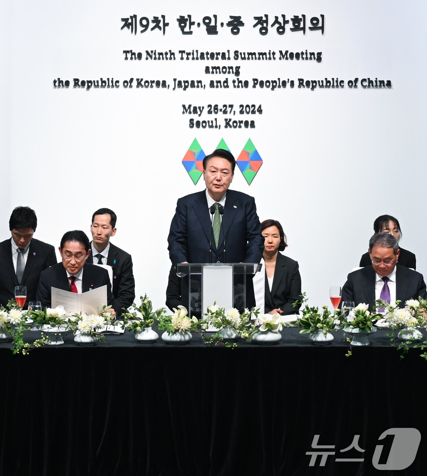 본문 이미지 - 윤석열 대통령과 기시다 후미오 일본 총리, 리창 중국 총리가 26일 서울 종로구 국립현대미술관에서 열린 제9차 한일중 정상회의 환영 만찬에서 만찬사를 하고 있다. (대통령실 제공) 2024.5.26/뉴스1 ⓒ News1 오대일 기자