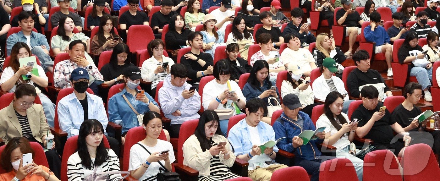 26일 전남 화순 하니움문화스포츠센터에 진행된 &#39;2024년 만원 임대주택 입주 대상자 추첨식에서 참석자들이 안내문을 읽고 있다.&#40;화순군 제공&#41;2024.5.27/뉴스1 ⓒ News1