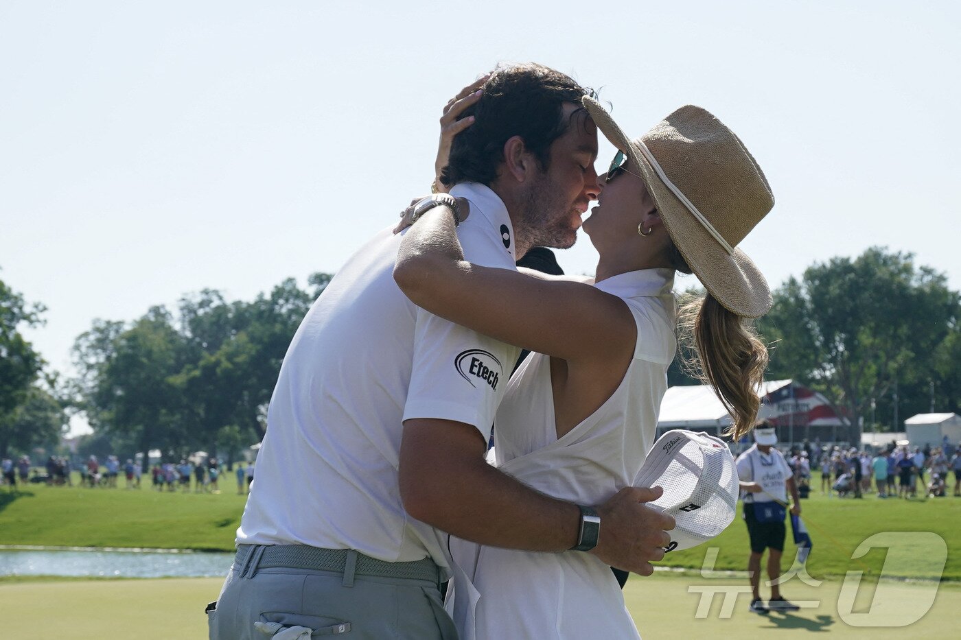 본문 이미지 - 데이비스 라일리(미국)가 27일(한국시간) PGA투어 찰스 슈왑 챌린지에서 우승한 뒤 아내와 기쁨을 나누고 있다. ⓒ AFP=뉴스1
