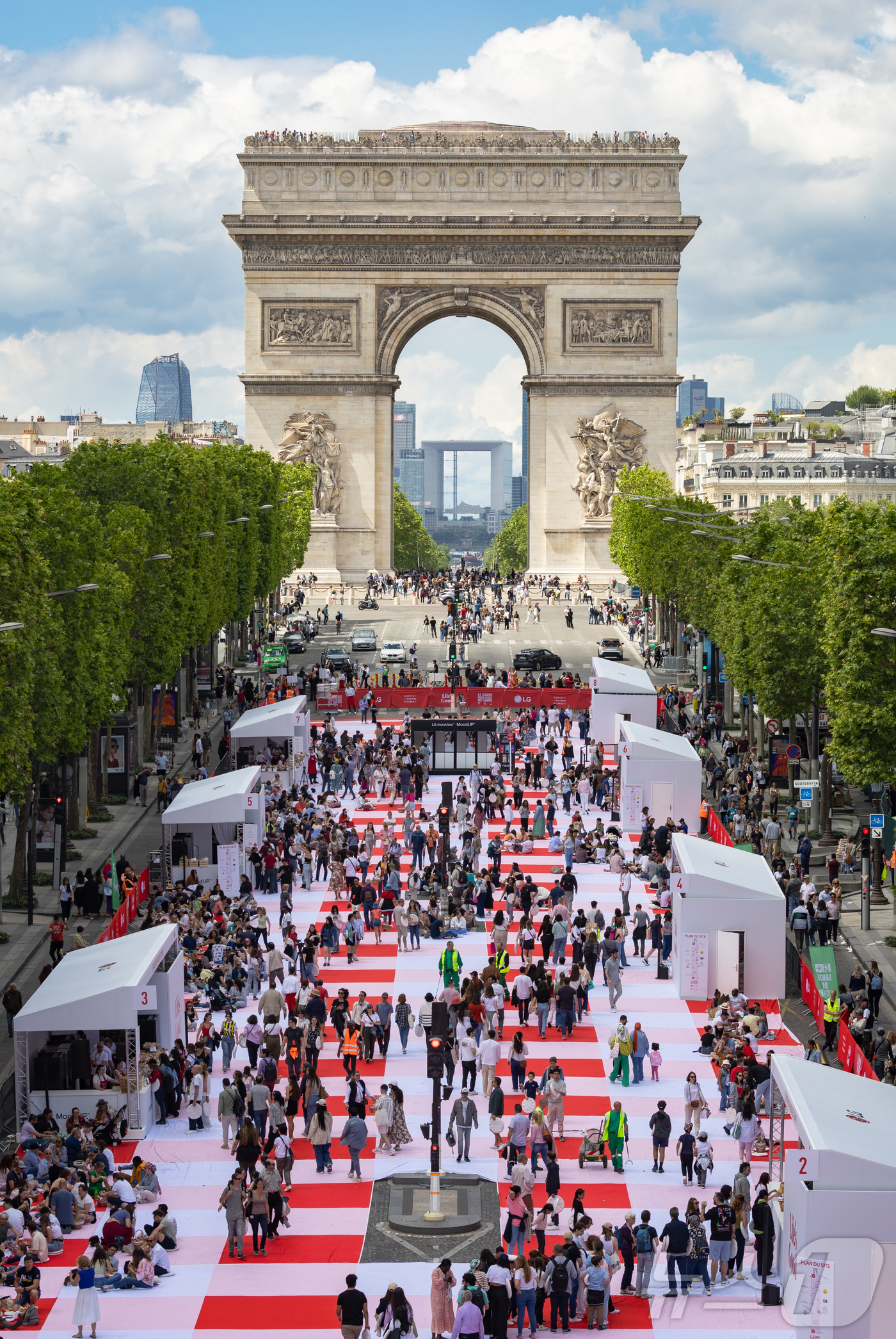 (파리=뉴스1) 이준성 기자 = 26일(현지시간) 프랑스 파리 샹젤리제 거리에서 시민과 관광객들이 LG전자가 벌인 대규모 피크닉 이벤트 ‘LE GRAND PIQUE-NIQUE DE …