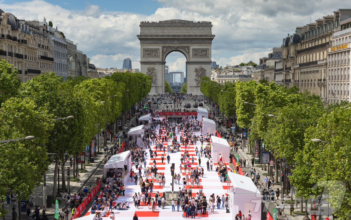 (파리=뉴스1) 이준성 기자 = 26일(현지시간) 프랑스 파리 샹젤리제 거리에서 시민과 관광객들이 LG전자가 벌인 대규모 피크닉 이벤트 ‘LE GRAND PIQUE-NIQUE DE …