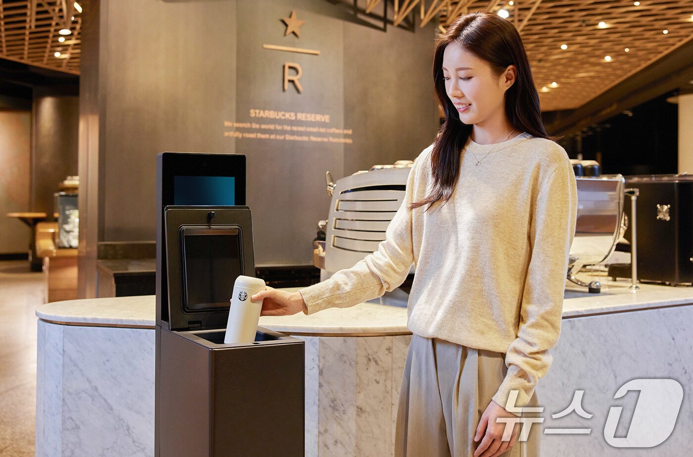 본문 이미지 - LG전자 &#39;LG 마이컵&#39;을 이용해 텀블러를 세척하는 모습. &#40;LG전자 제공&#41; 2024.5.27/뉴스1