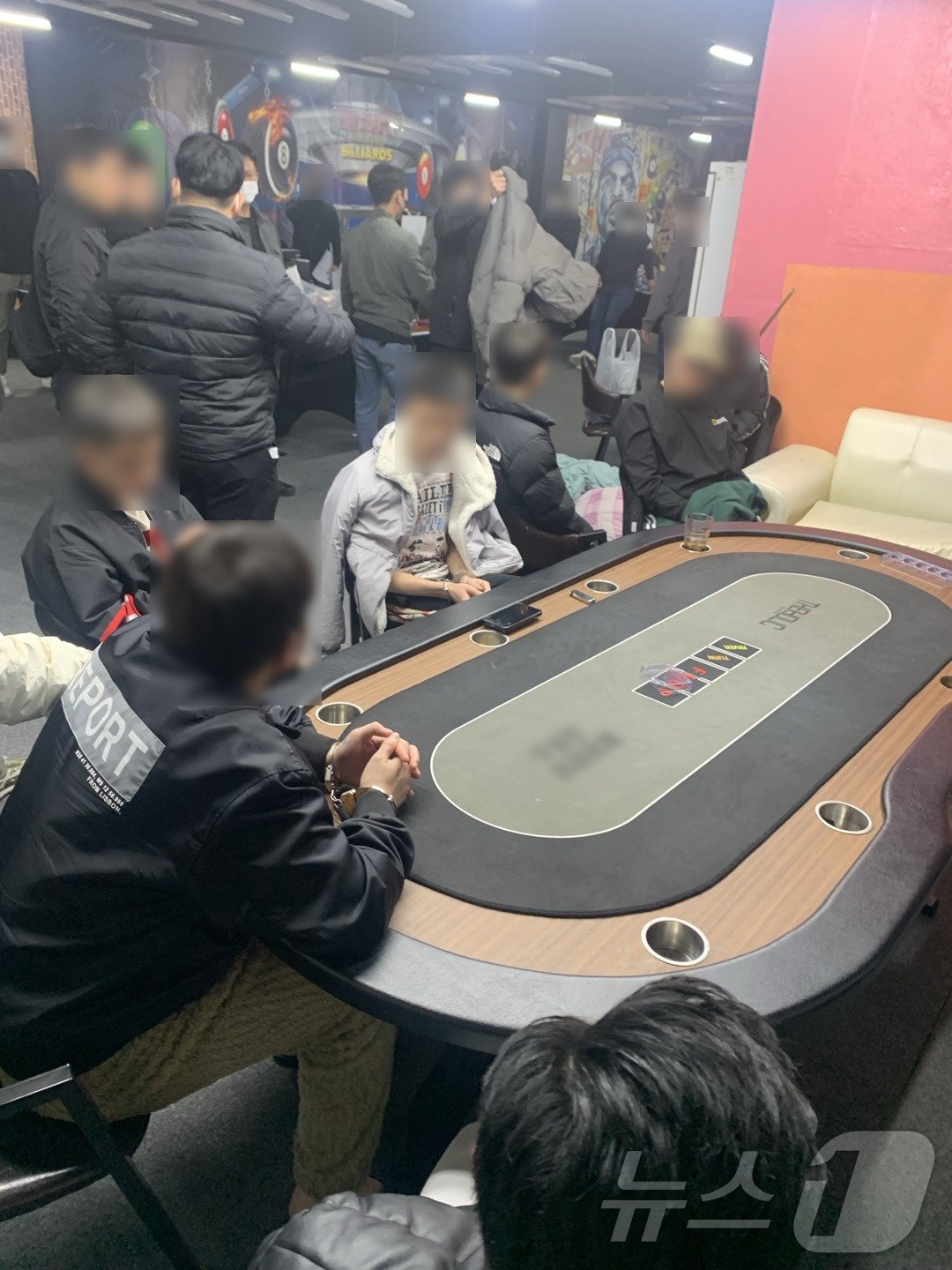 본문 이미지 - 부산 사상구 외국인 전용 불법 홀덤펍 현장.&#40;부산경찰청 제공&#41;