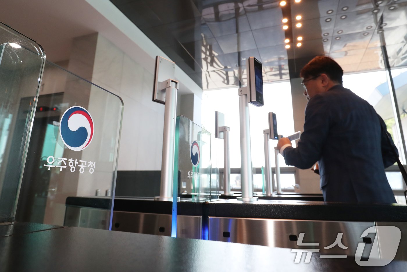 본문 이미지 - '한국판 나사(NASA)'인 우주항공청이 개청한 27일 오전 경남 사천시 사남면 우주항공청 임시청사로 직원들이 출근하고 있다. 2024.5.27/뉴스1 ⓒ News1 윤일지 기자