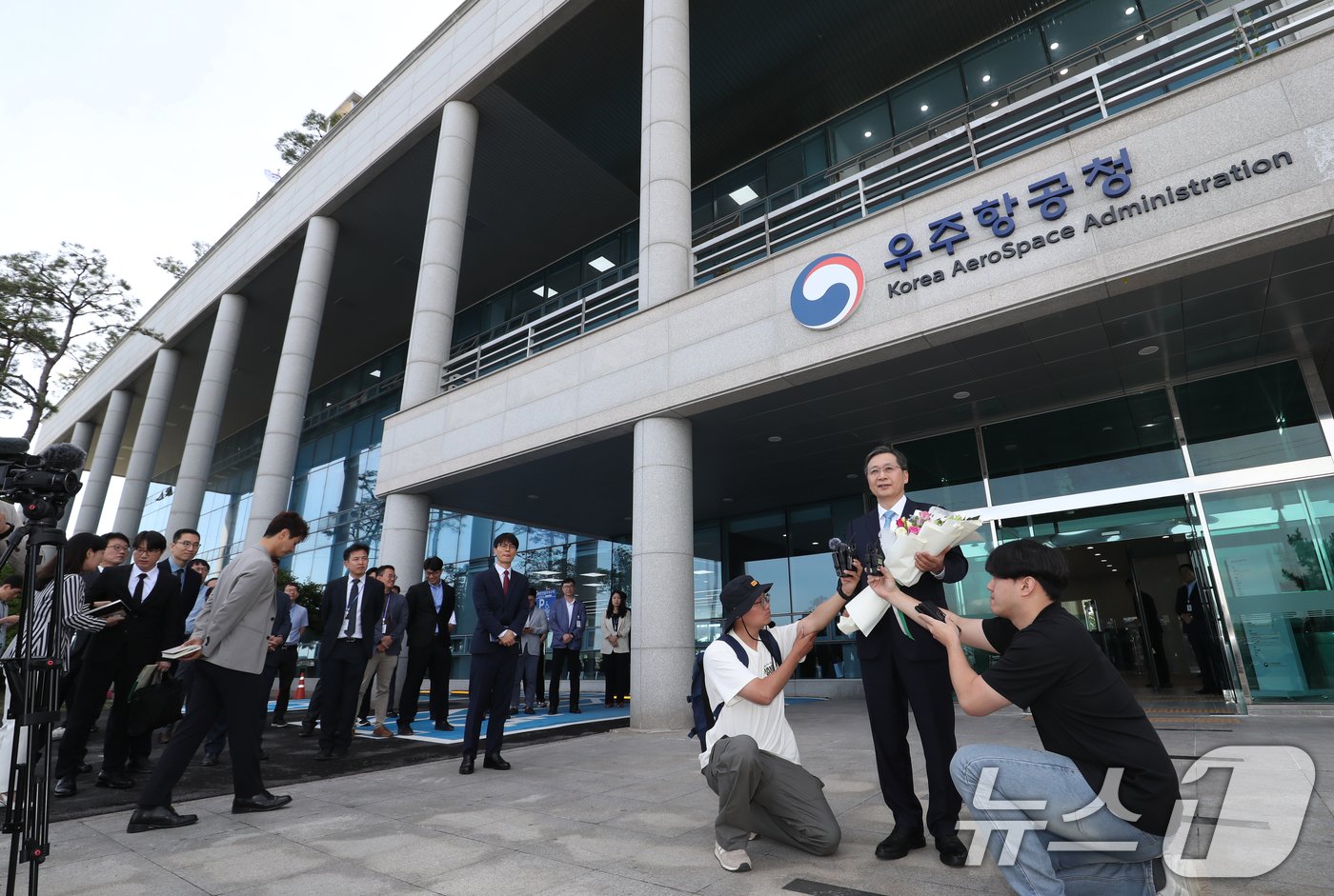 &#39;한국판 나사&#40;NASA&#41;&#39;인 우주항공청이 개청한 27일 오전 윤영빈 우주항공청장 내정자가 경남 사천시 사남면 우주항공청 임시청사로 출근하며 취재진 질문에 답하고 있다. 2024.5.27/뉴스1 ⓒ News1 윤일지 기자