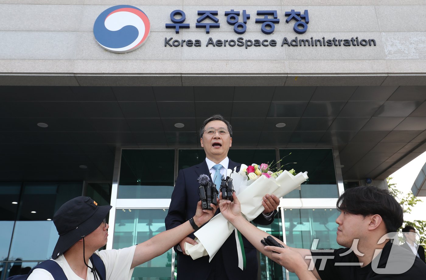 &#39;한국판 나사&#40;NASA&#41;&#39;인 우주항공청이 개청한 27일 오전 윤영빈 우주항공청장 내정자가 경남 사천시 사남면 우주항공청 임시청사로 출근하며 취재진 질문에 답하고 있다. 2024.5.27/뉴스1 ⓒ News1 윤일지 기자