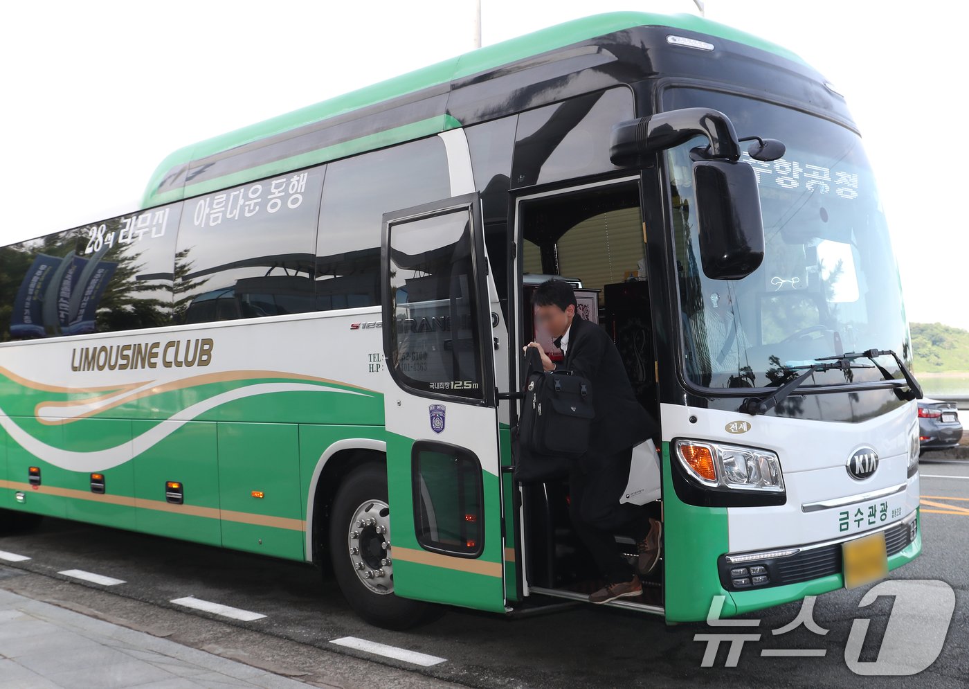 본문 이미지 - '한국판 나사(NASA)'인 우주항공청이 개청한 27일 오전 경남 사천시 사남면 우주항공청 임시청사로 직원들이 출근하고 있다. 2024.5.27/뉴스1 ⓒ News1 윤일지 기자