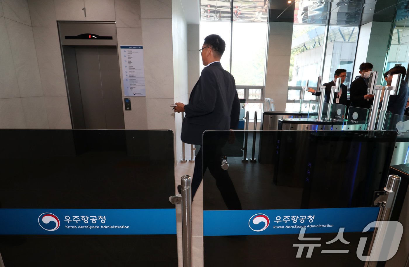 본문 이미지 - '한국판 나사(NASA)'인 우주항공청이 개청한 27일 오전 경남 사천시 사남면 우주항공청 임시청사로 직원들이 출근하고 있다. 2024.5.27/뉴스1 ⓒ News1 윤일지 기자