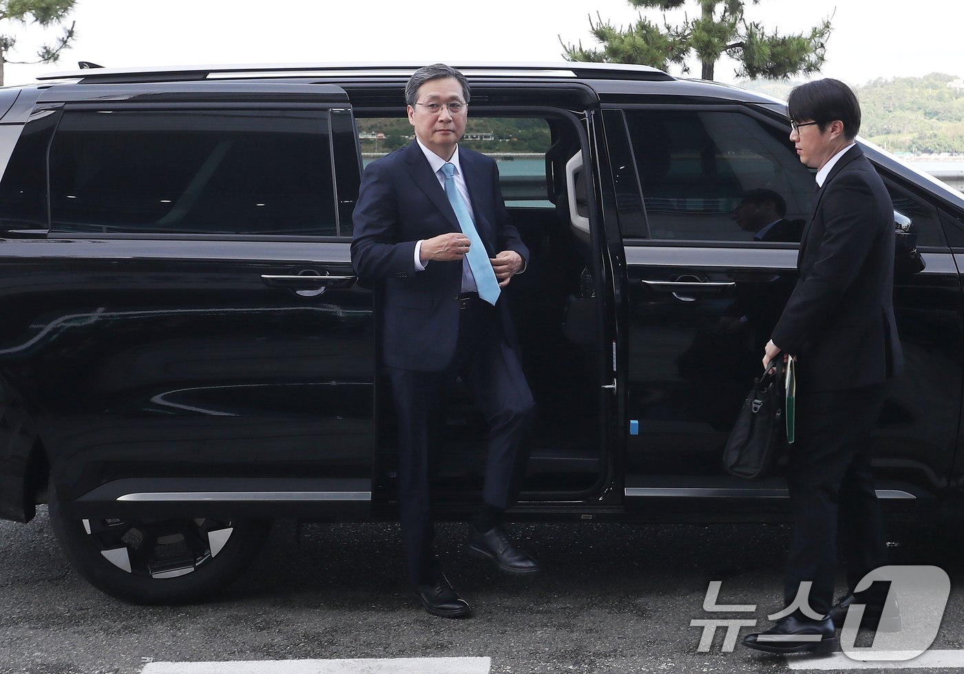 본문 이미지 - '한국판 나사(NASA)'인 우주항공청이 개청한 27일 오전 윤영빈 우주항공청장 내정자가 경남 사천시 사남면 우주항공청 임시청사로 출근하고 있다. 2024.5.27/뉴스1 ⓒ News1 윤일지 기자