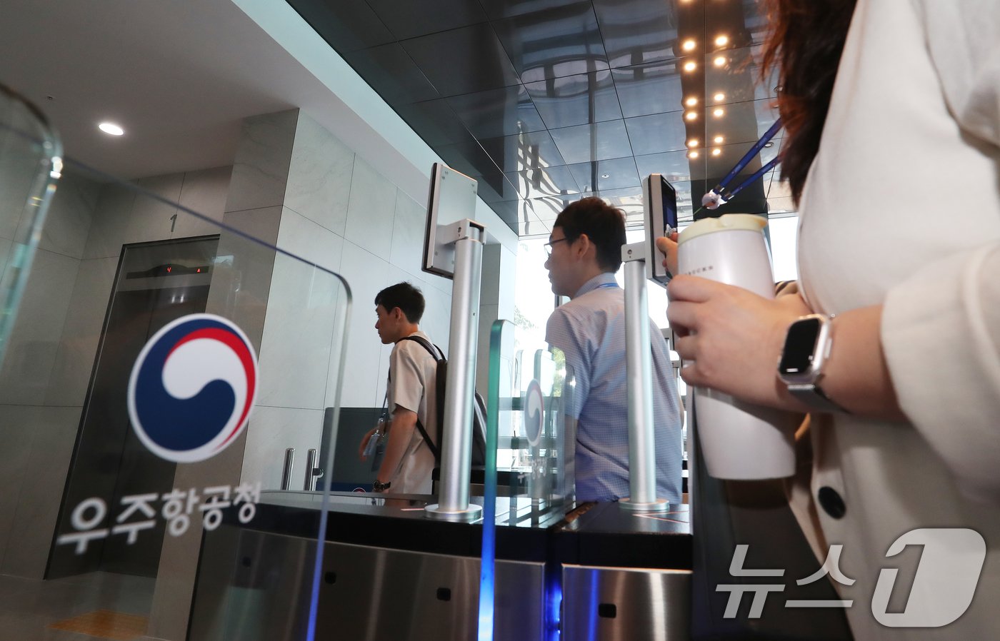 본문 이미지 - '한국판 나사(NASA)'인 우주항공청이 개청한 27일 오전 경남 사천시 사남면 우주항공청 임시청사로 직원들이 출근하고 있다. 2024.5.27/뉴스1 ⓒ News1 윤일지 기자