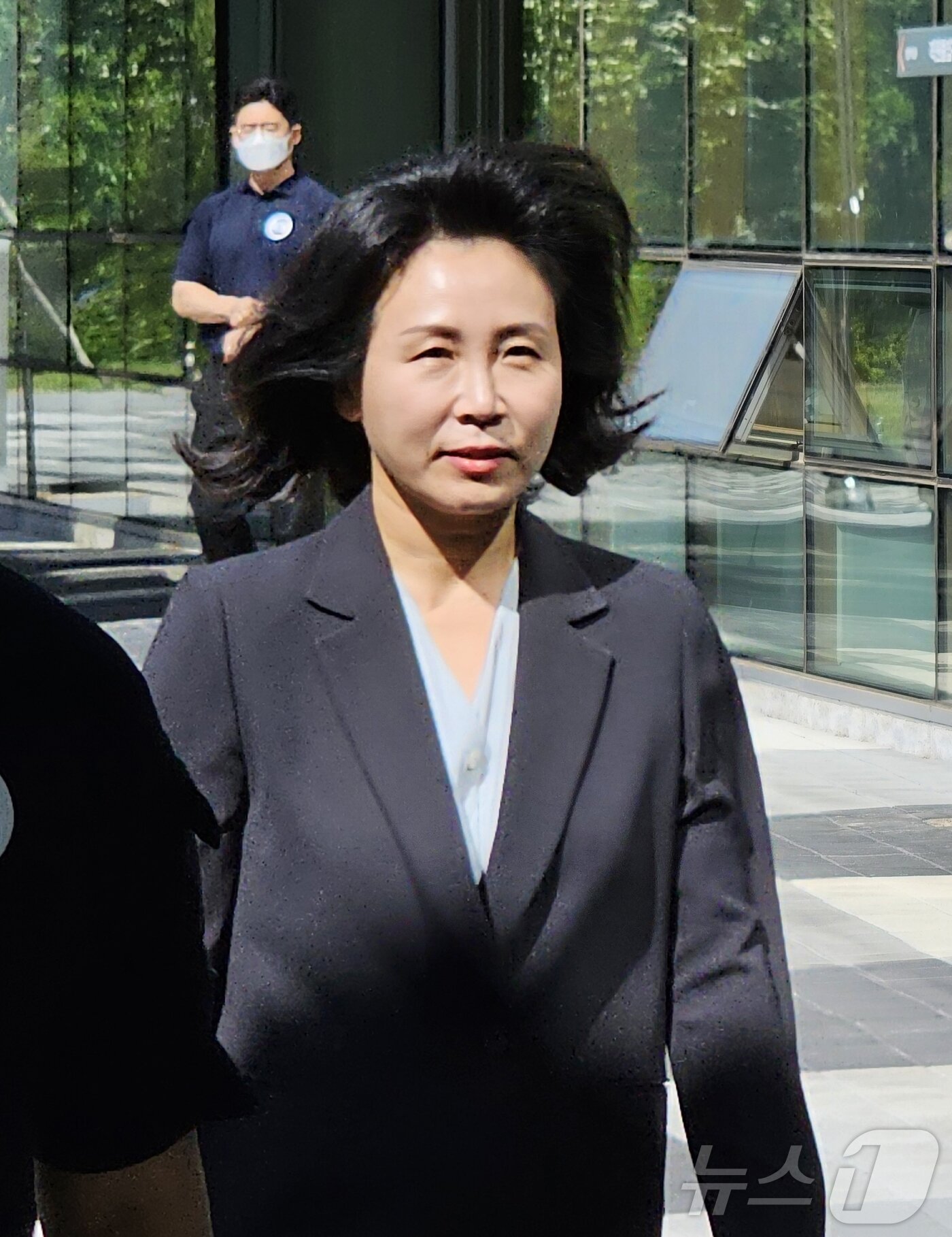 본문 이미지 - 제20대 대통령선거 후보 경선 과정에서 공직선거법을 위반한 혐의로 기소된 이재명 더불어민주당 대표의 배우자 김혜경씨가 27일 오전 경기 수원시 영통구 수원지방법원에서 열린 공판에 출석하고 있다. 2024.5.27/뉴스1 ⓒ News1 김기현 기자