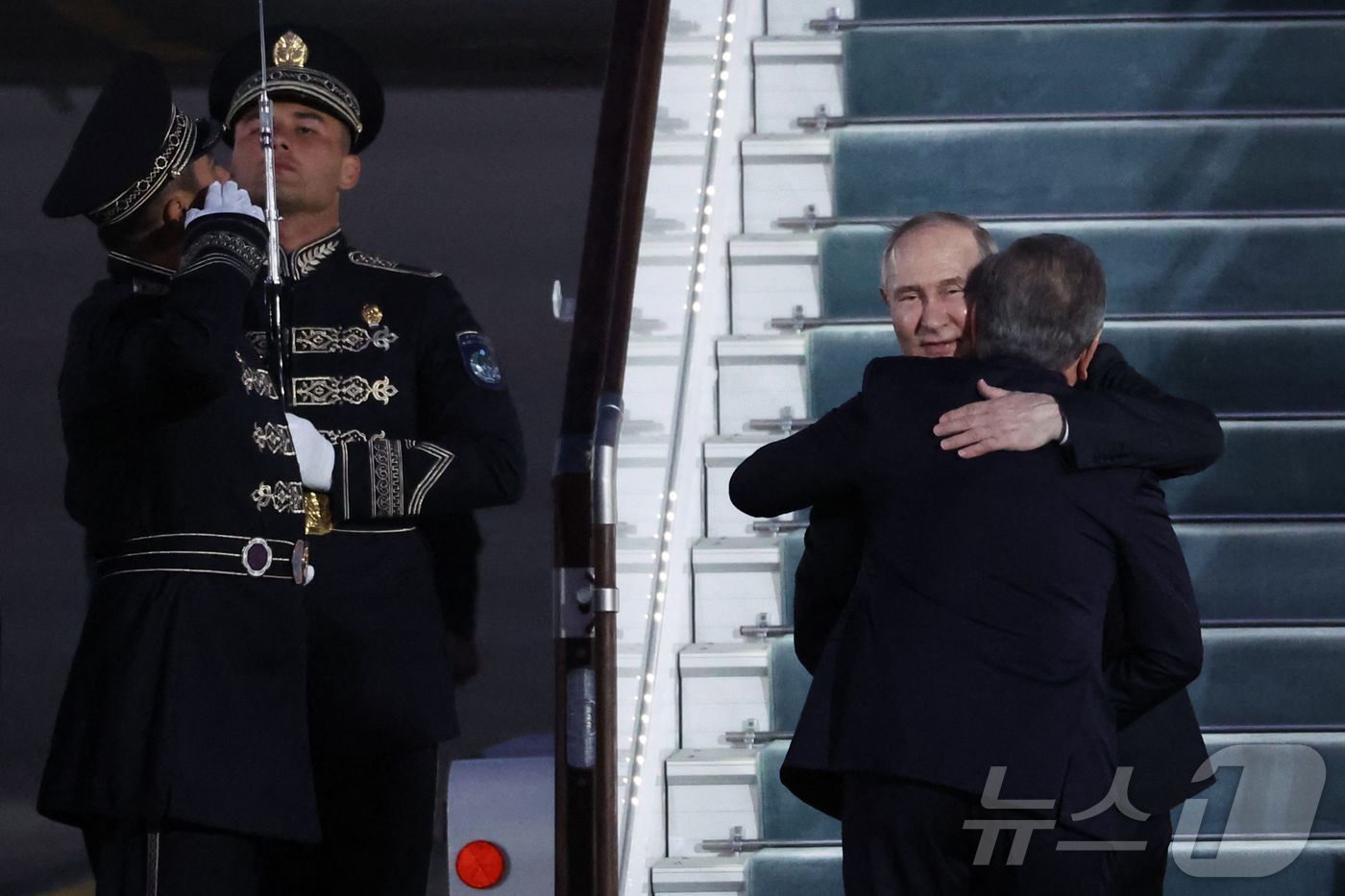 (타슈켄트 AFP=뉴스1) 우동명 기자 = 블라디미르 푸틴 러시아 대통령이 26일(현지시간) 우즈베키스탄을 국빈 방문해 타슈켄트 공항에 도착해 샵카트 미르지요예프 대통령과 포옹을 …