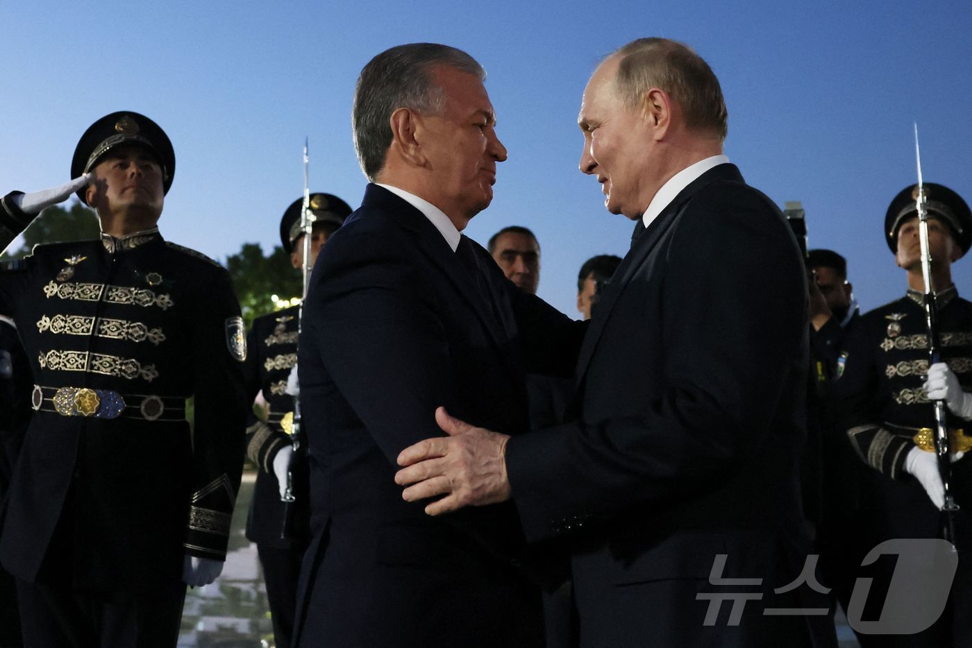 (타슈켄트 AFP=뉴스1) 우동명 기자 = 블라디미르 푸틴 러시아 대통령이 26일(현지시간) 우즈베키스탄을 국빈 방문해 타슈켄트 공항에 도착해 샵카트 미르지요예프 대통령의 환영을 …