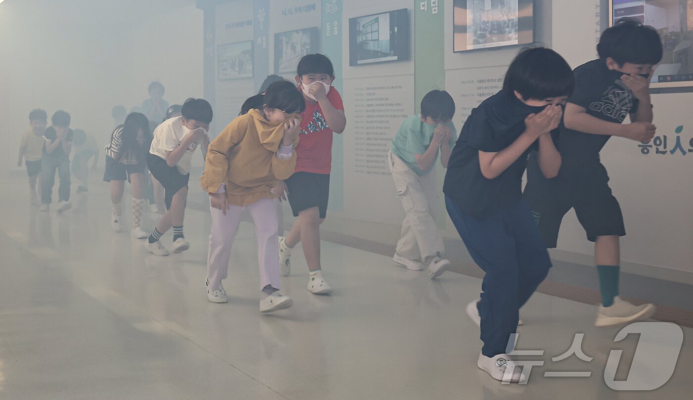 본문 이미지 - 27일 서울 중구 흥인초등학교에서 열린 소방합동훈련에서 학생들이 화재대피훈련을 하고 있다. 2024.5.27/뉴스1 ⓒ News1 김도우 기자