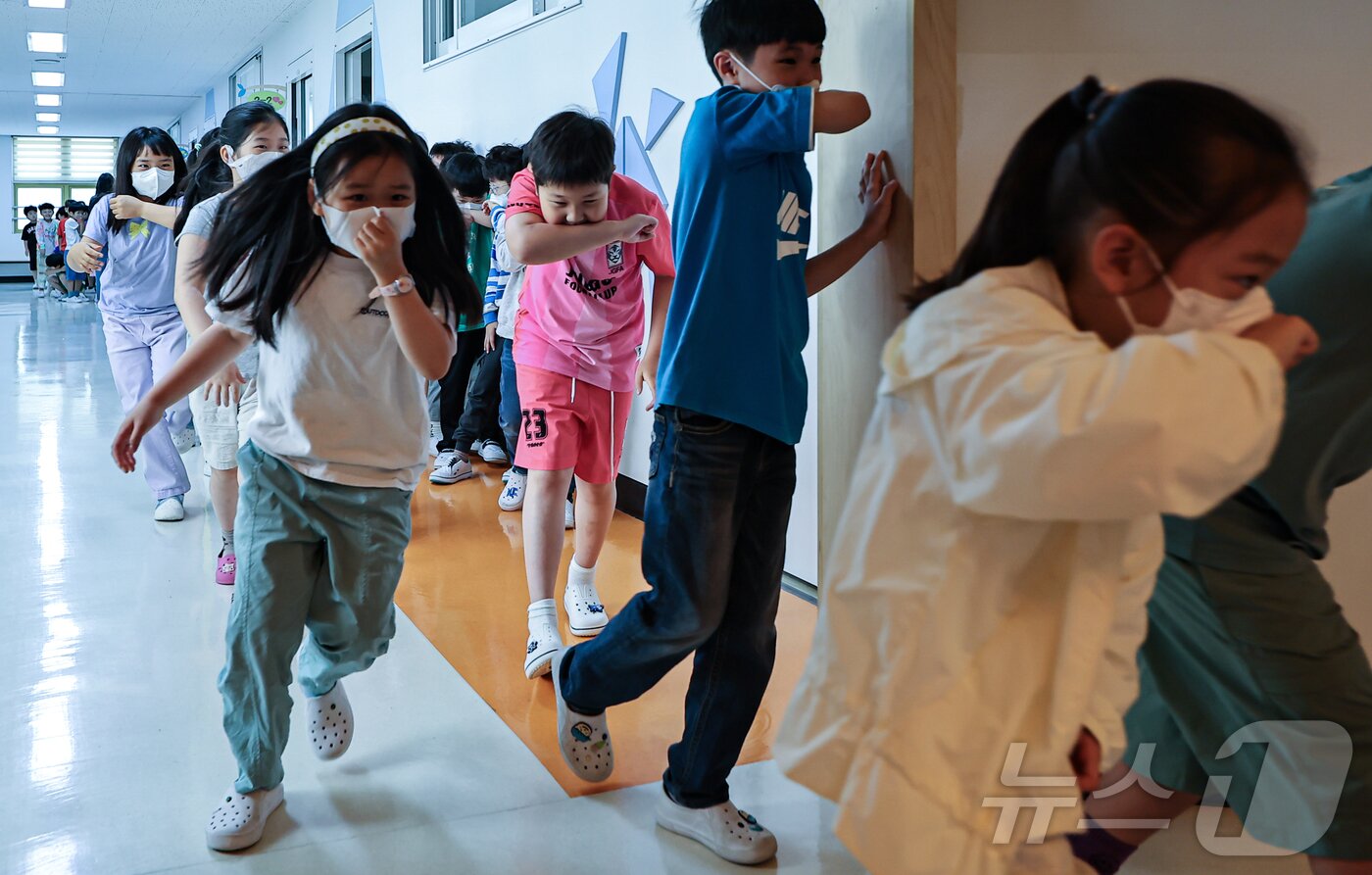 본문 이미지 - 27일 서울 중구 흥인초등학교에서 열린 소방합동훈련에서 학생들이 화재대피훈련을 하고 있다. 2024.5.27/뉴스1 ⓒ News1 김도우 기자