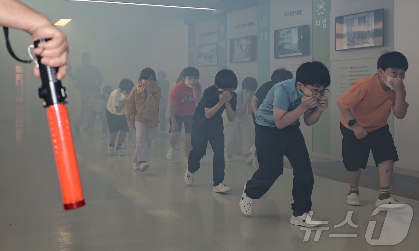 본문 이미지 - 27일 서울 중구 흥인초등학교에서 열린 소방합동훈련에서 학생들이 화재대피훈련을 하고 있다. 2024.5.27/뉴스1 ⓒ News1 김도우 기자