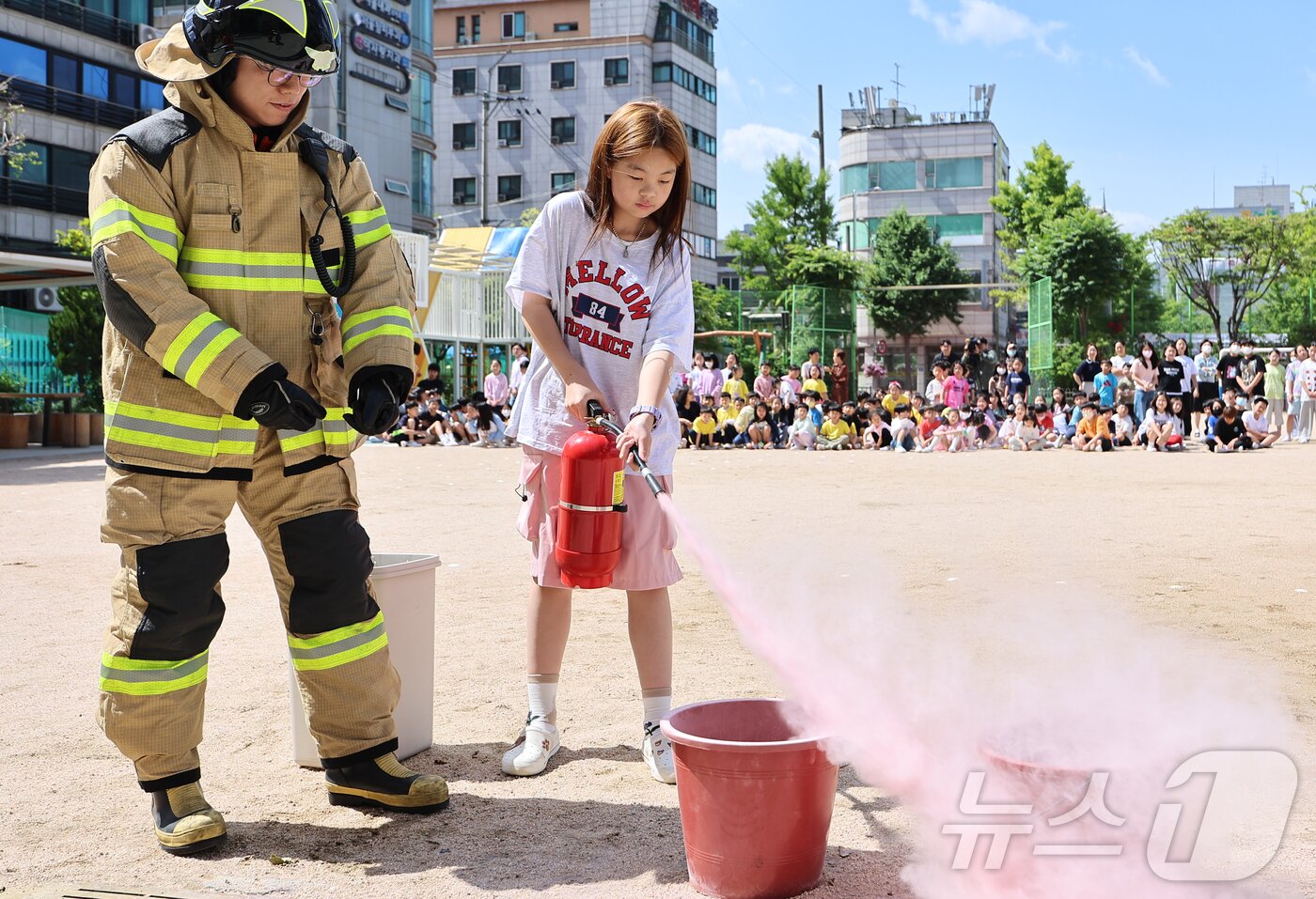 본문 이미지 - 27일 서울 중구 흥인초등학교에서 열린 소방합동훈련에서 학생들이 소화기 사용법을 배우고 있다. 2024.5.27/뉴스1 ⓒ News1 김도우 기자