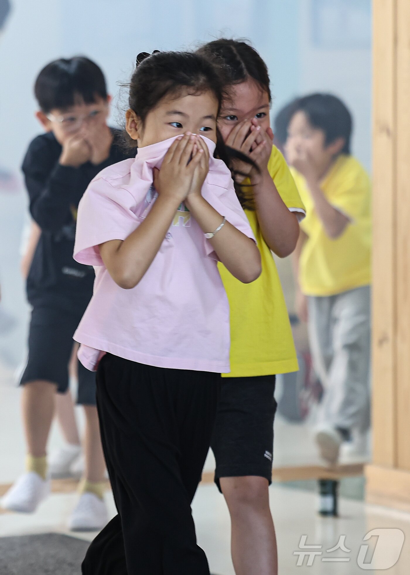 본문 이미지 - 27일 서울 중구 흥인초등학교에서 열린 소방합동훈련에서 학생들이 화재대피훈련을 하고 있다. 2024.5.27/뉴스1 ⓒ News1 김도우 기자