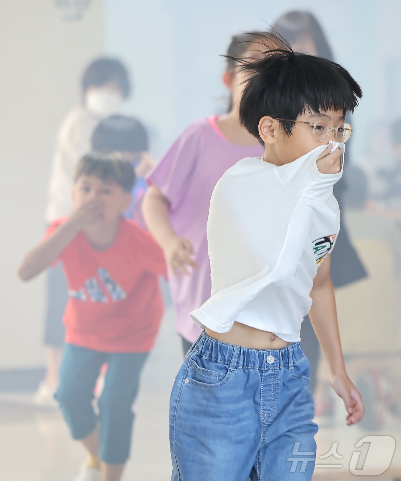 본문 이미지 - 27일 서울 중구 흥인초등학교에서 열린 소방합동훈련에서 학생들이 화재대피훈련을 하고 있다. 2024.5.27/뉴스1 ⓒ News1 김도우 기자