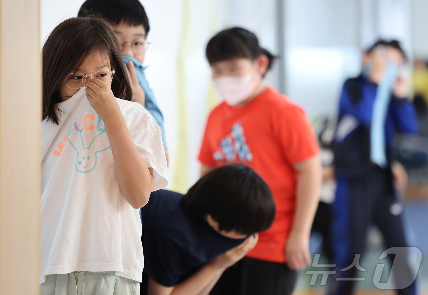 본문 이미지 - 27일 서울 중구 흥인초등학교에서 열린 소방합동훈련에서 학생들이 화재대피훈련을 하고 있다. 2024.5.27/뉴스1 ⓒ News1 김도우 기자