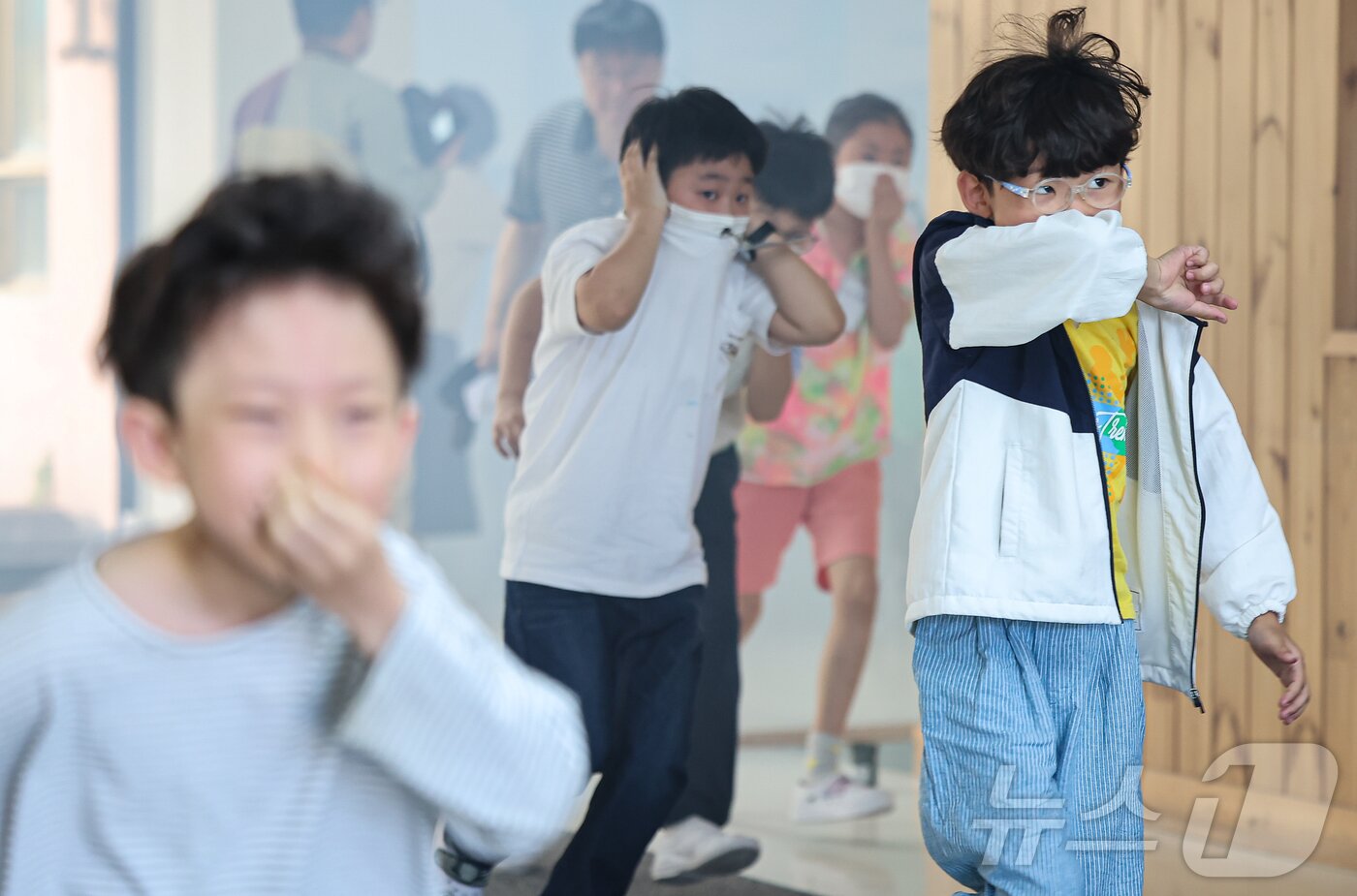 본문 이미지 - 27일 서울 중구 흥인초등학교에서 열린 소방합동훈련에서 학생들이 화재대피훈련을 하고 있다. 2024.5.27/뉴스1 ⓒ News1 김도우 기자