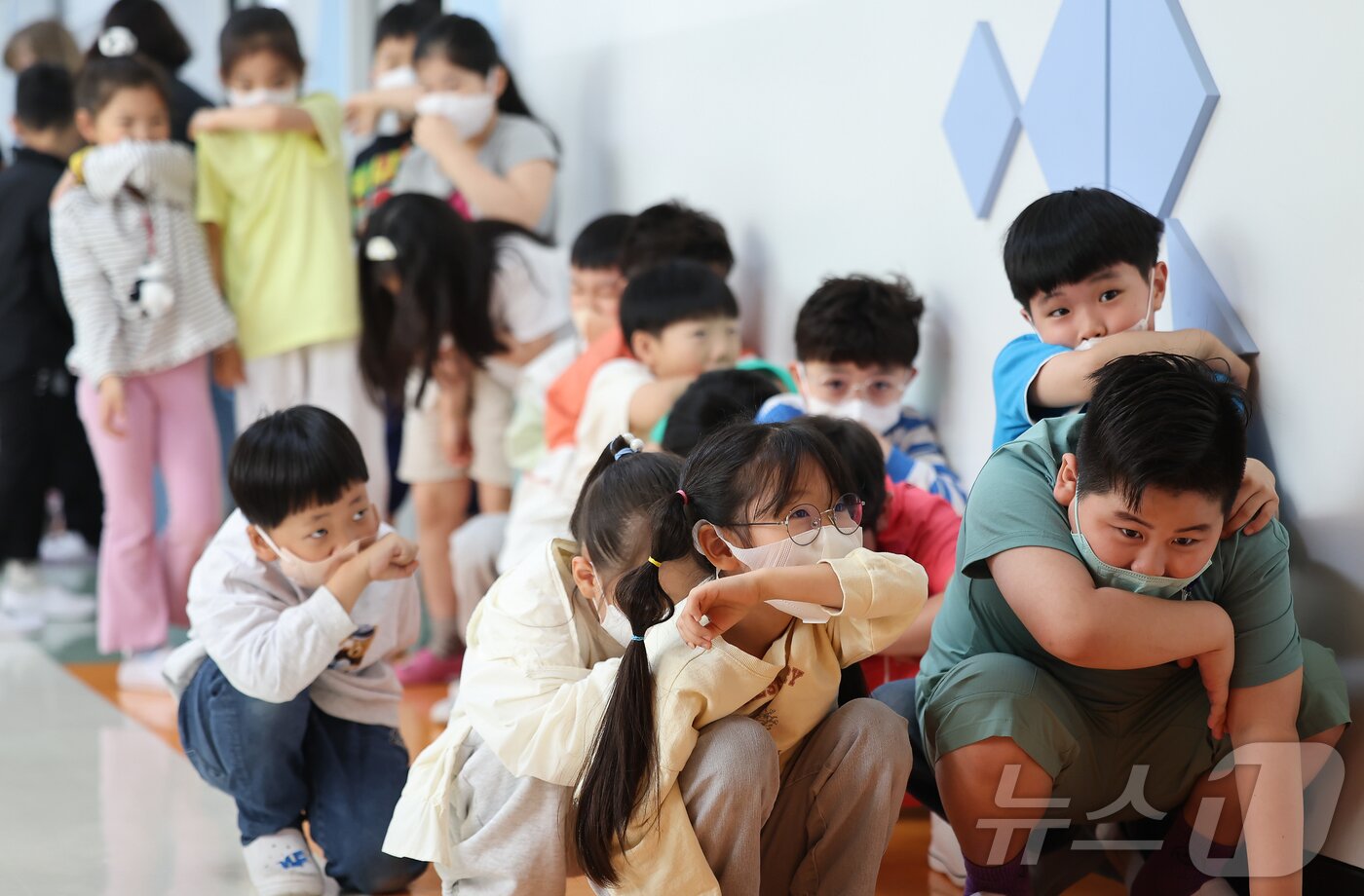 본문 이미지 - 27일 서울 중구 흥인초등학교에서 열린 소방합동훈련에서 학생들이 화재대피훈련을 하고 있다. 2024.5.27/뉴스1 ⓒ News1 김도우 기자