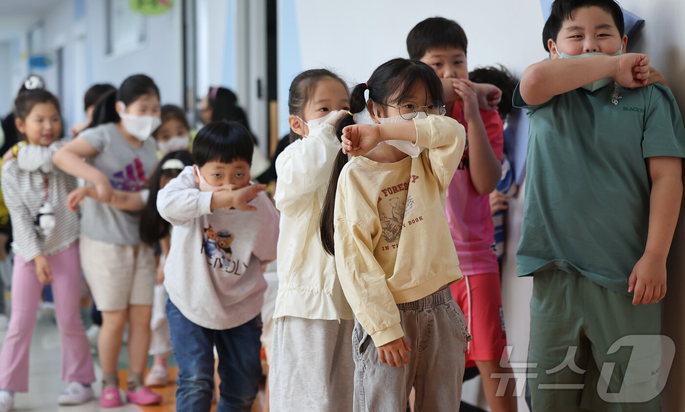 본문 이미지 - 27일 서울 중구 흥인초등학교에서 열린 소방합동훈련에서 학생들이 화재대피훈련을 하고 있다. 2024.5.27/뉴스1 ⓒ News1 김도우 기자