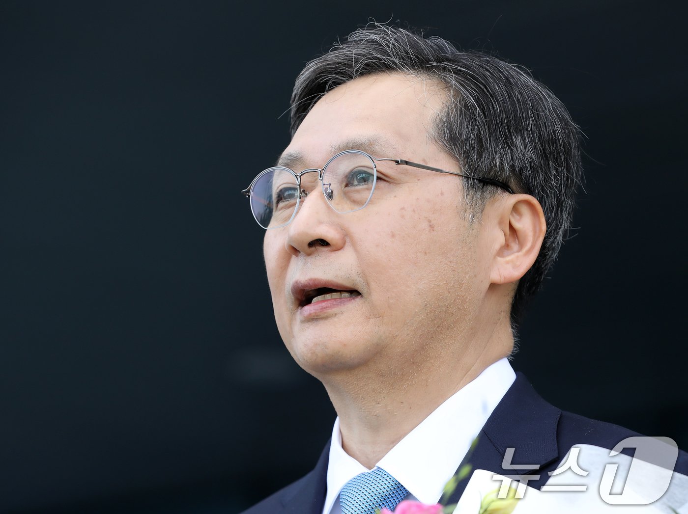 본문 이미지 - '한국판 나사(NASA)'인 우주항공청이 개청한 27일 오전 윤영빈 우주항공청장 내정자가 경남 사천시 사남면 우주항공청 임시청사로 출근하며 취재진 질문에 답하고 있다. 2024.5.27/뉴스1 ⓒ News1 윤일지 기자