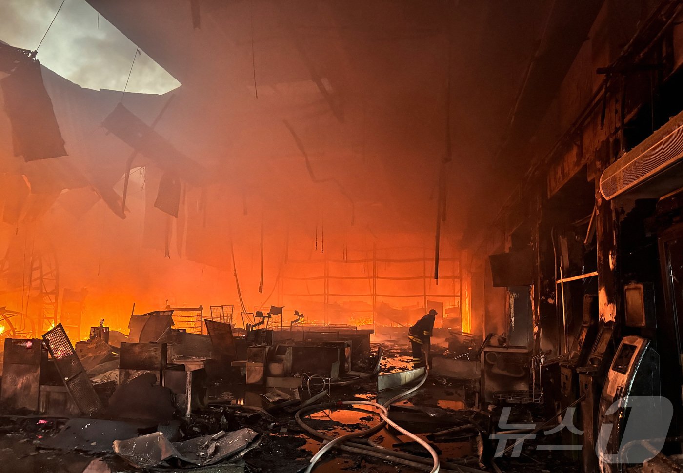 25일&#40;현지시간&#41; 우크라이나 하르키우에서 러시아 군의 공습을 받은 가정용품 쇼핑몰이 불길에 휩싸인 모습이 보인다. 2024..5.27 ⓒ 로이터=뉴스1 ⓒ News1 우동명 기자