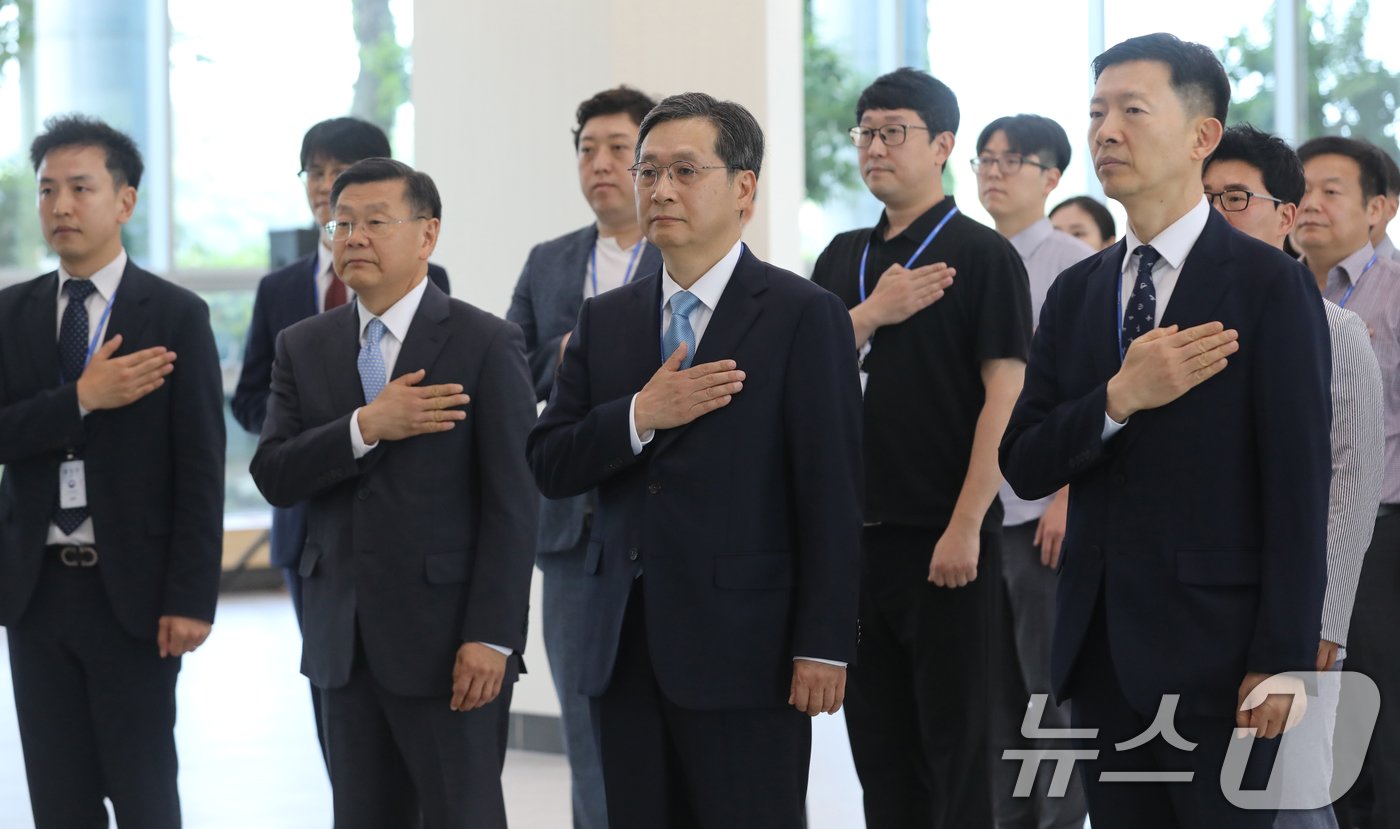 본문 이미지 - '한국판 나사(NASA)'인 우주항공청이 개청한 27일 오전 경남 사천시 사남면 우주항공청 임시청사에서 우주항공청 개청 기념 직원조회가 열린 가운데 윤영빈 우주항공청장 내정자, 존리 우주항공청 임무본부장, 노경원 우주항공청 차장 등 직원들이 국민의례를 하고 있다. 2024.5.27/뉴스1 ⓒ News1 윤일지 기자
