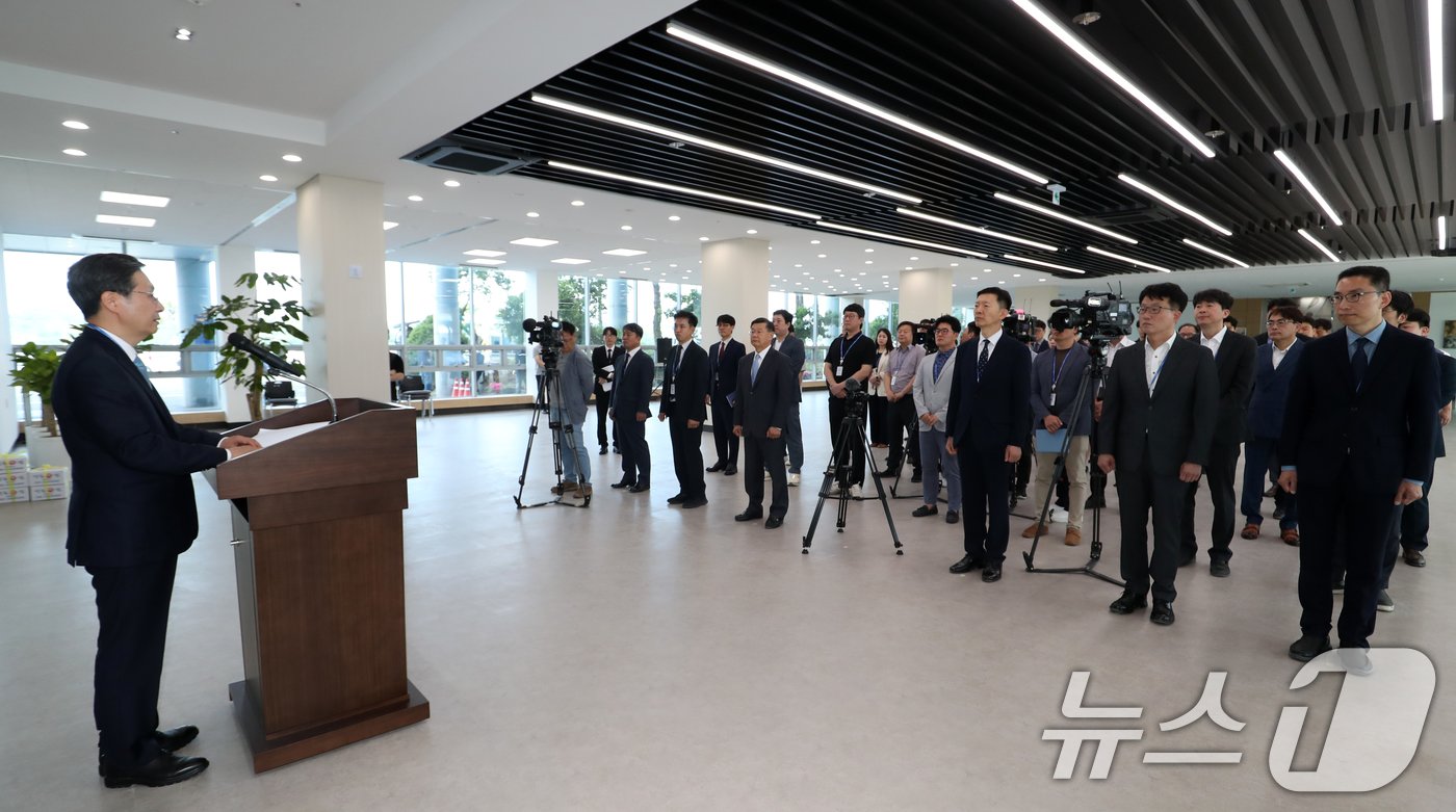 본문 이미지 - '한국판 나사(NASA)'인 우주항공청이 개청한 27일 오전 경남 사천시 사남면 우주항공청 임시청사에서 우주항공청 개청 기념 직원조회가 열린 가운데 윤영빈 우주항공청장 내정자가 인사말을 하고 있다. 2024.5.27/뉴스1 ⓒ News1 윤일지 기자