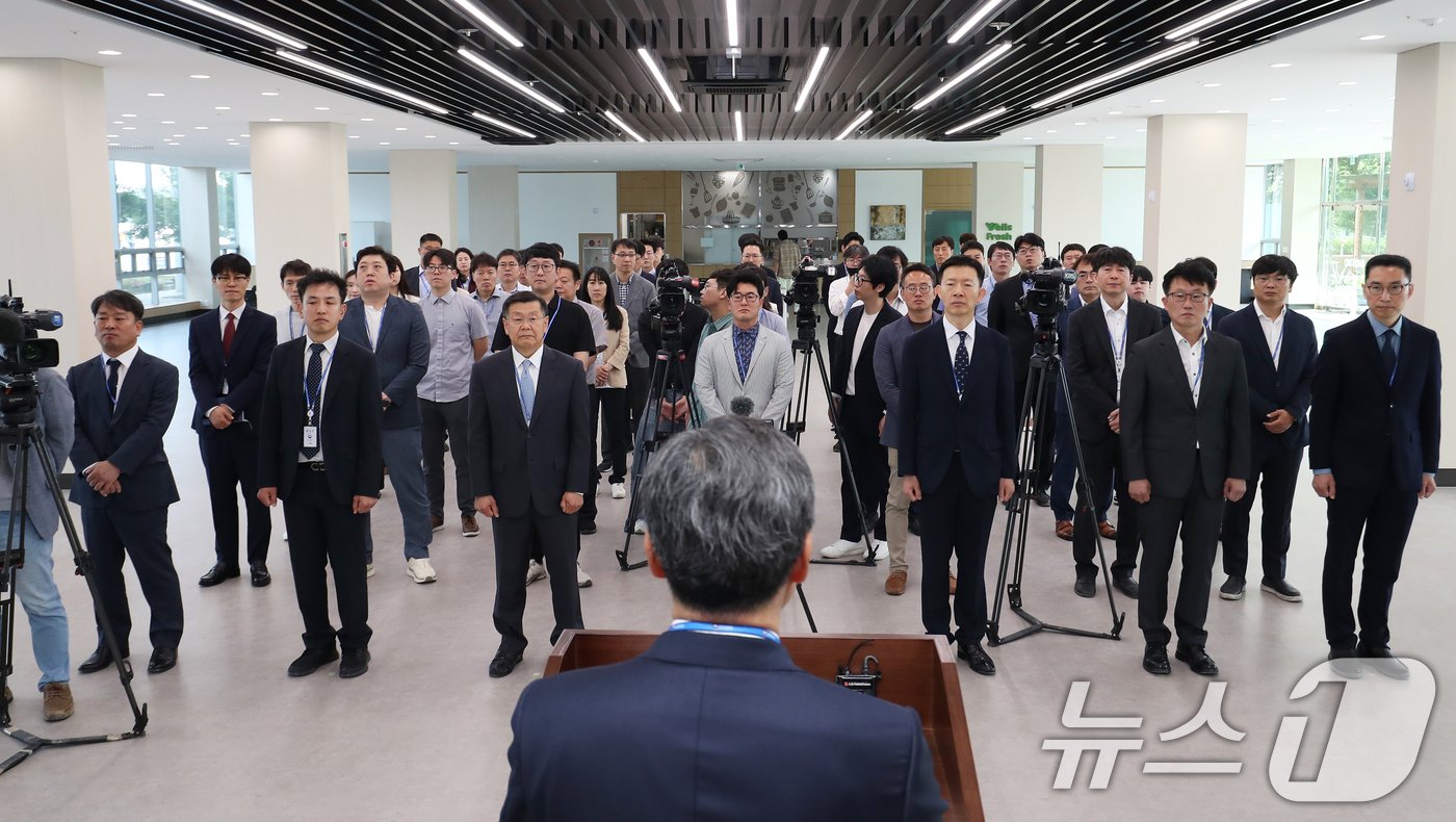 본문 이미지 - '한국판 나사(NASA)'인 우주항공청이 개청한 27일 오전 경남 사천시 사남면 우주항공청 임시청사에서 우주항공청 개청 기념 직원조회가 열린 가운데 윤영빈 우주항공청장 내정자가 인사말을 하고 있다. 2024.5.27/뉴스1 ⓒ News1 윤일지 기자