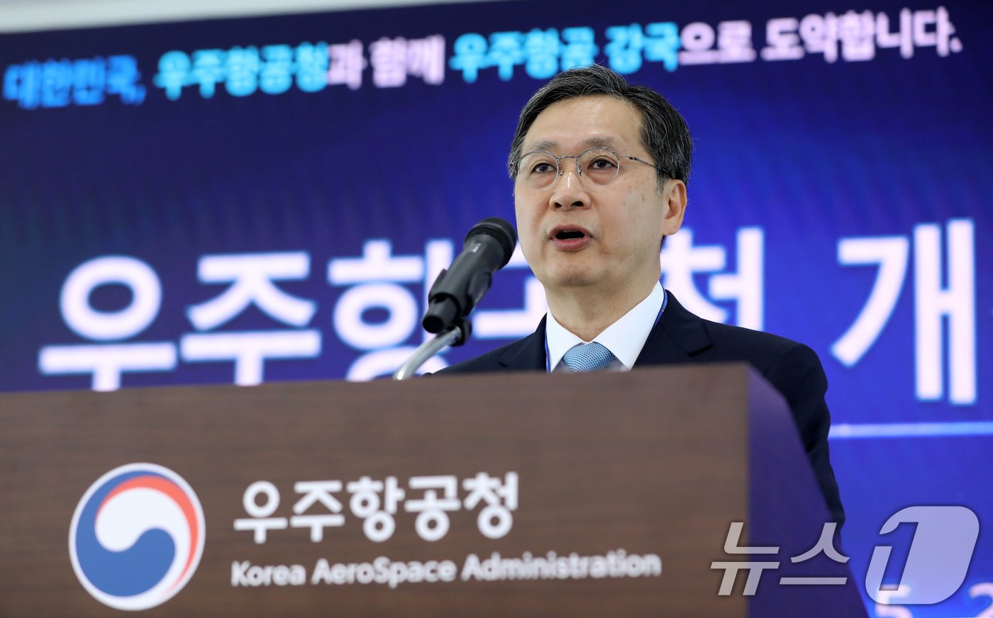 본문 이미지 - '한국판 나사(NASA)'인 우주항공청이 개청한 27일 오전 경남 사천시 사남면 우주항공청 임시청사에서 우주항공청 개청 기념 직원조회가 열린 가운데 윤영빈 우주항공청장 내정자가 인사말을 하고 있다. 2024.5.27/뉴스1 ⓒ News1 윤일지 기자