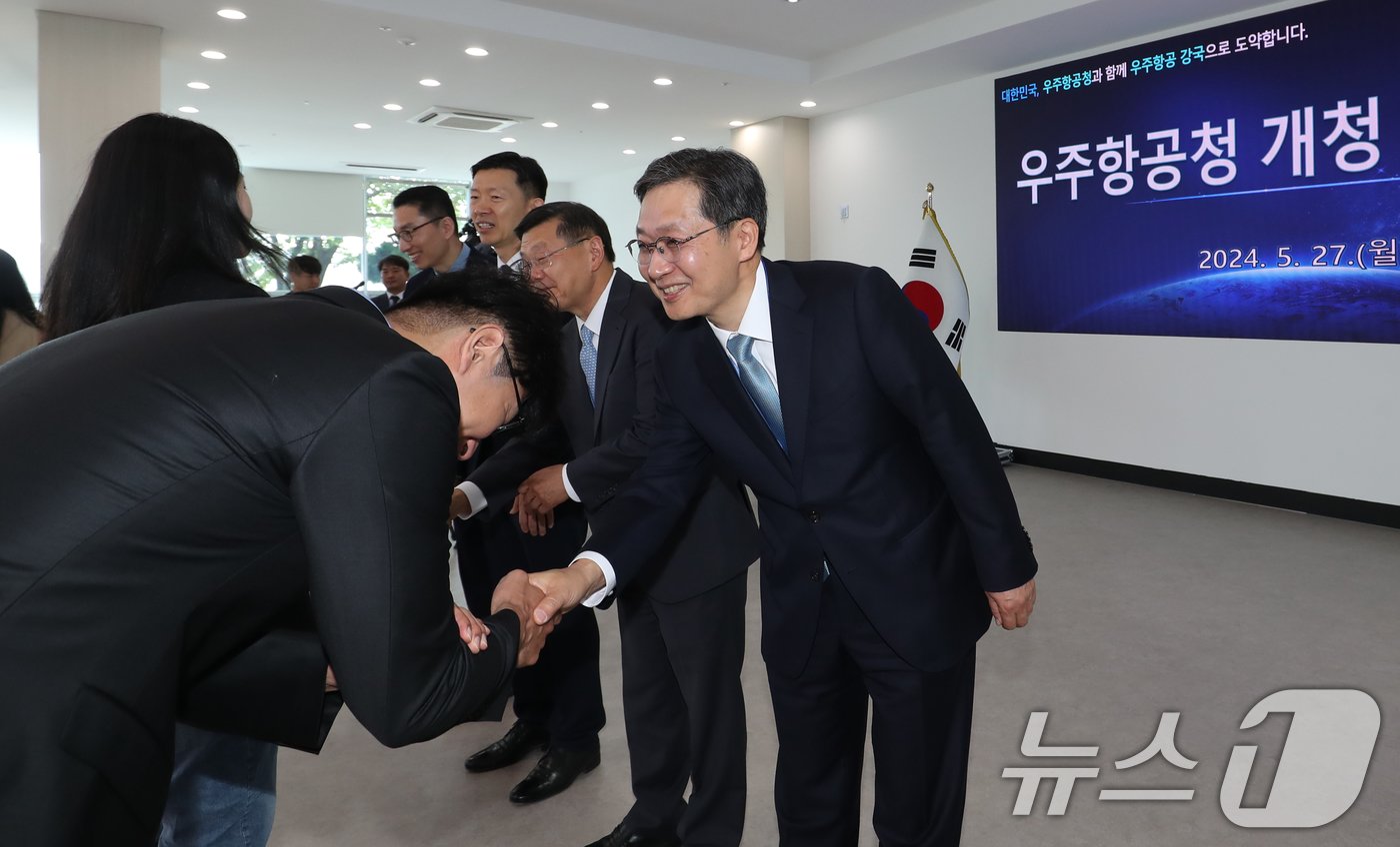 &#39;한국판 나사&#40;NASA&#41;&#39;인 우주항공청이 개청한 27일 오전 경남 사천시 사남면 우주항공청 임시청사에서 우주항공청 개청 기념 직원조회가 열린 가운데 윤영빈 우주항공청장 내정자가 직원들과 악수를 하고 있다. 2024.5.27/뉴스1 ⓒ News1 윤일지 기자