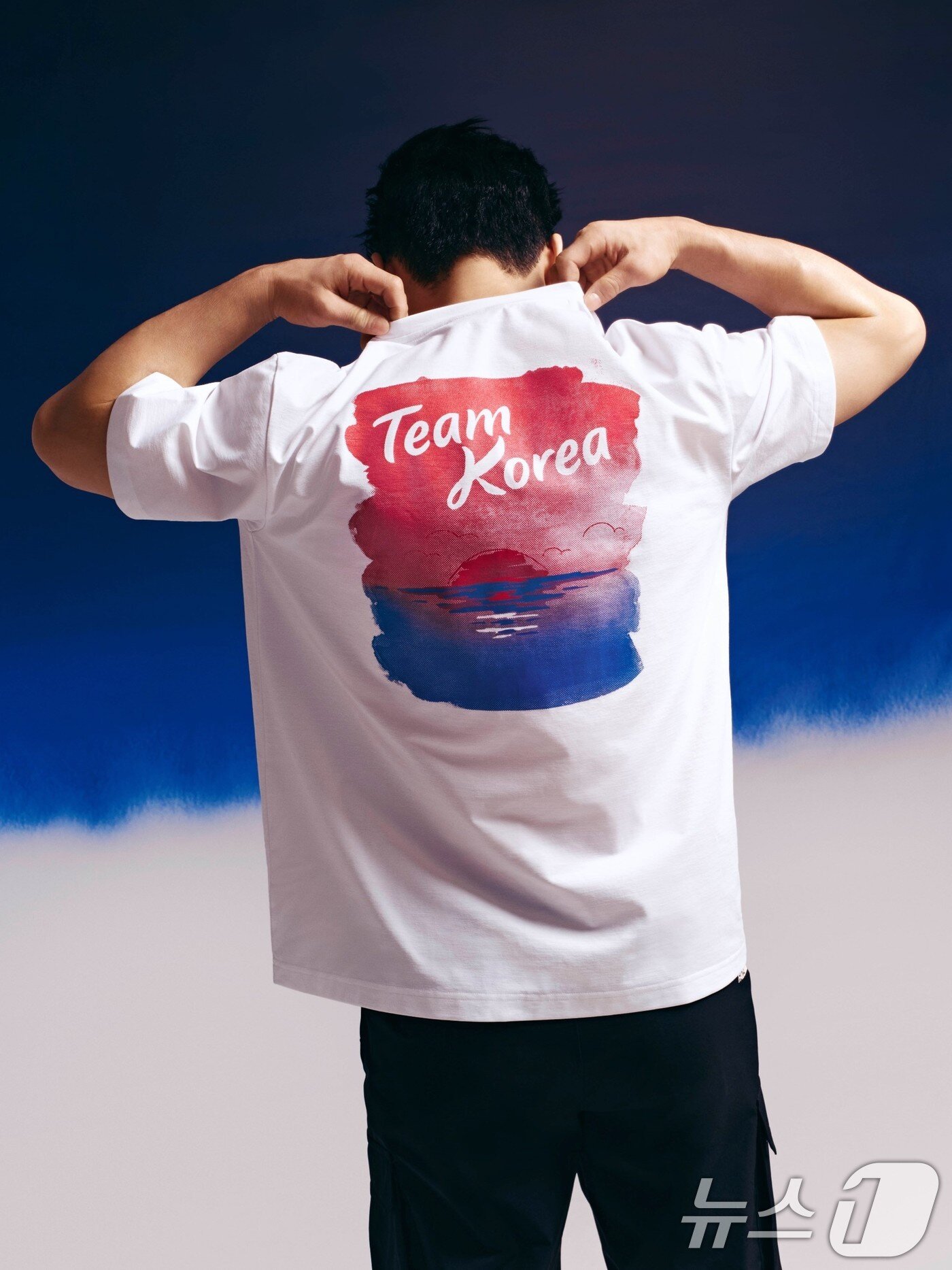 본문 이미지 - 노스페이스가 파리올림픽 출전 국가대표 선수들의 선전을 기원하며 27일 ‘팀코리아 공식 단복 화보’를 공개했다. 단복은 물을 뜻하는 ‘감괘’와 태극 문양의 ‘음양(파란색/빨간색)’ 및 팀코리아 캘리그래피를 모티브로 한 디자인으로 구성됐다. (노스페이스 제공) 2024.5.27 ⓒ 뉴스1