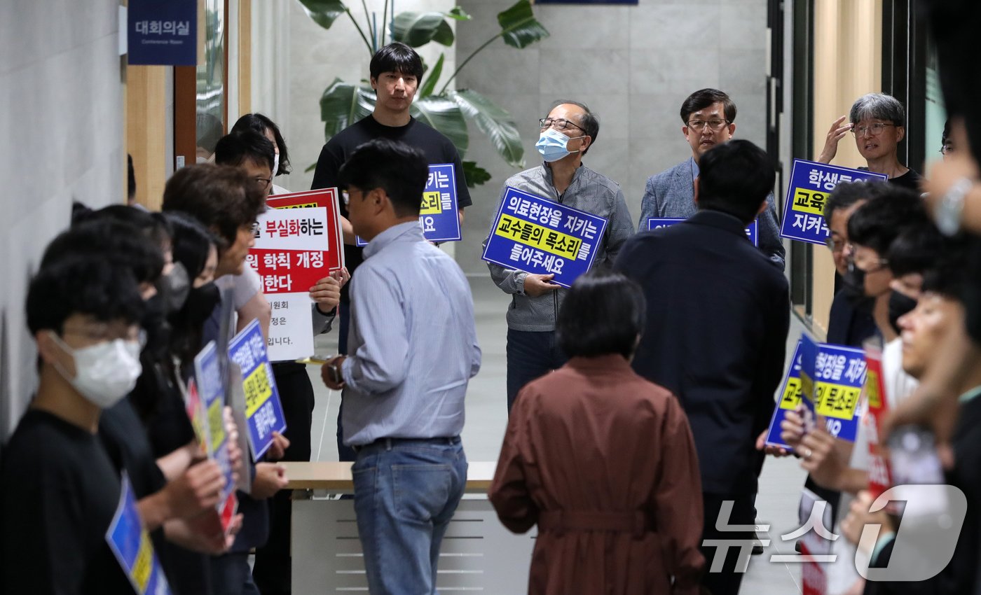 27일 전북자치도 전주시 전북대학교 대학본부 회의실 앞에서 전북대 의과대학 학생과 교수들이 의대증원 반대 피켓시위를 벌이고 있다. 2024.5.27/뉴스1 ⓒ News1 유경석 기자