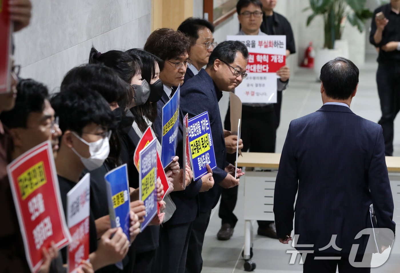 27일 전북자치도 전주시 전북대학교 대학본부 회의실 앞에서 전북대 의과대학 학생과 교수들이 의대증원 반대 피켓시위를 벌이고 있다. 2024.5.27/뉴스1 ⓒ News1 유경석 기자